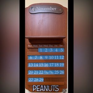 BRADFORD EXCHANGE PEANUTS WALL CALENDAR (CHARLIE BROWN & SNOOPY)